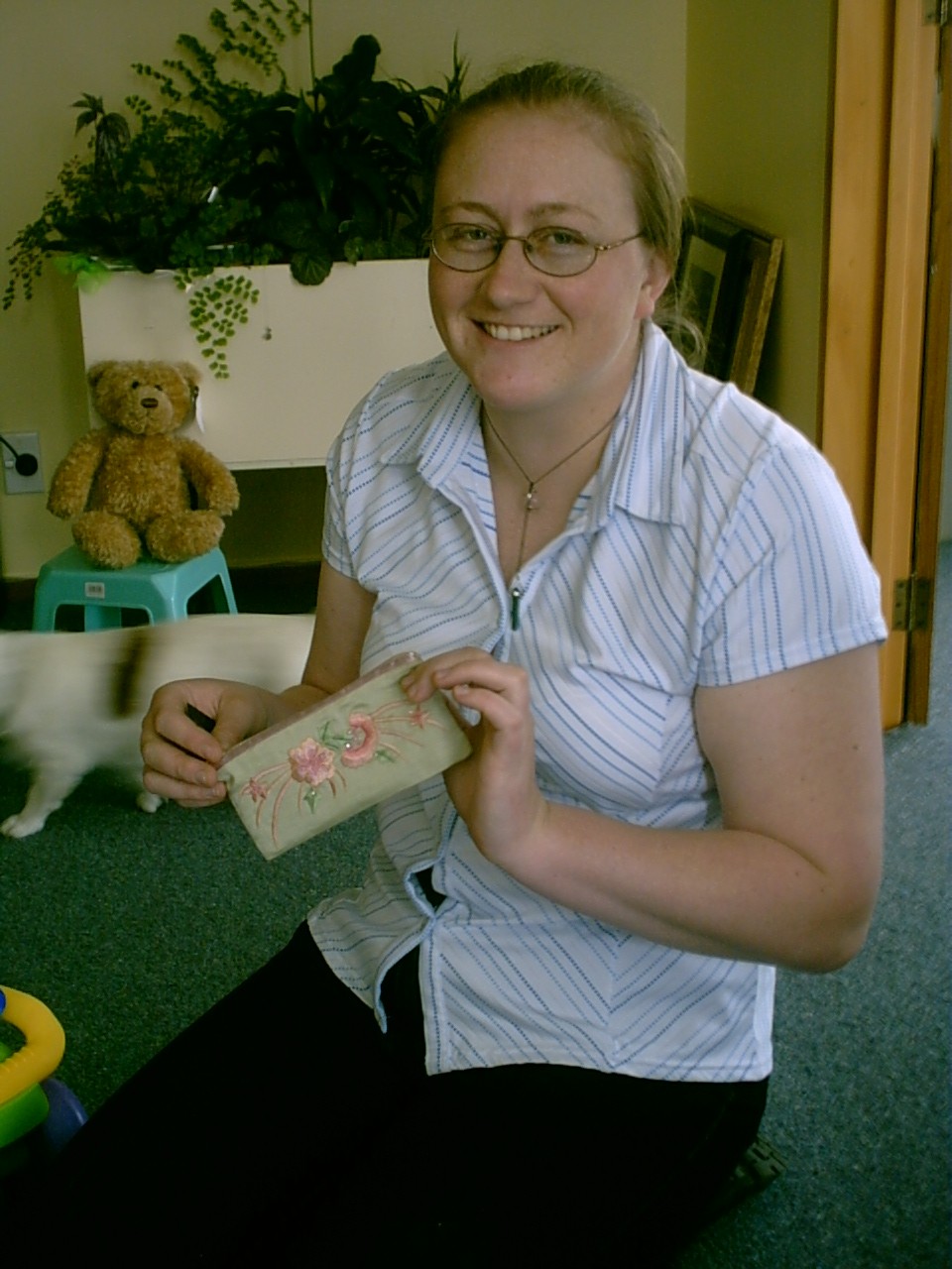 2004_Christmas/Tivoli Debbie opening necklace.jpg